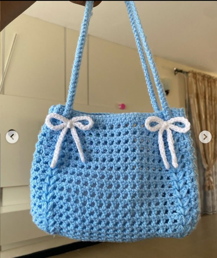 Sac en crochet bleu ciel avec nœuds blancs