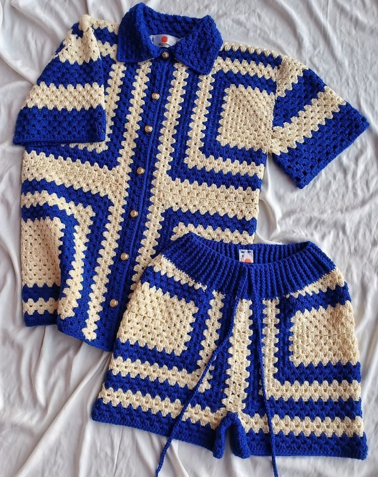 Ensemble veste et short en crochet bleu roi et crème