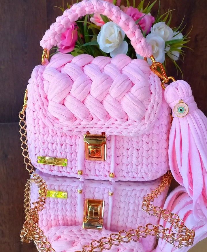 Sac en crochet rose tressé avec breloque œil
