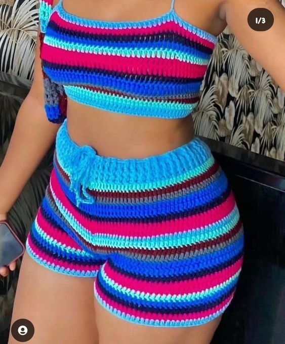 Ensemble brassière et short en crochet rayé tropical