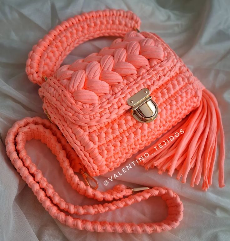 Sac en crochet corail tressé avec franges