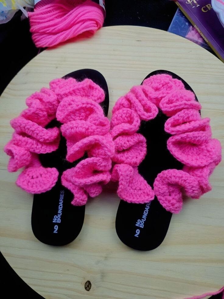 Mules décorées de volants en crochet rose fluo