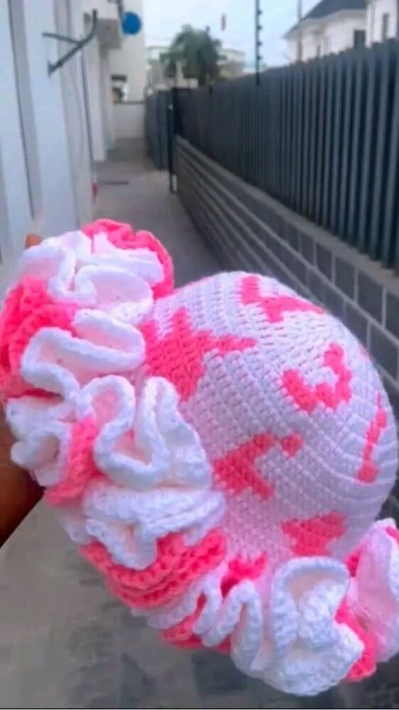 Bonnet en forme de cœur, crochet rose et blanc