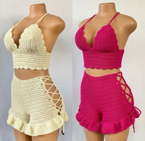 Deux ensembles brassière et short en crochet lacé, crème et fuchsia